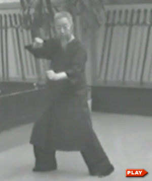 Cheng Man Ching showing Yang short form position